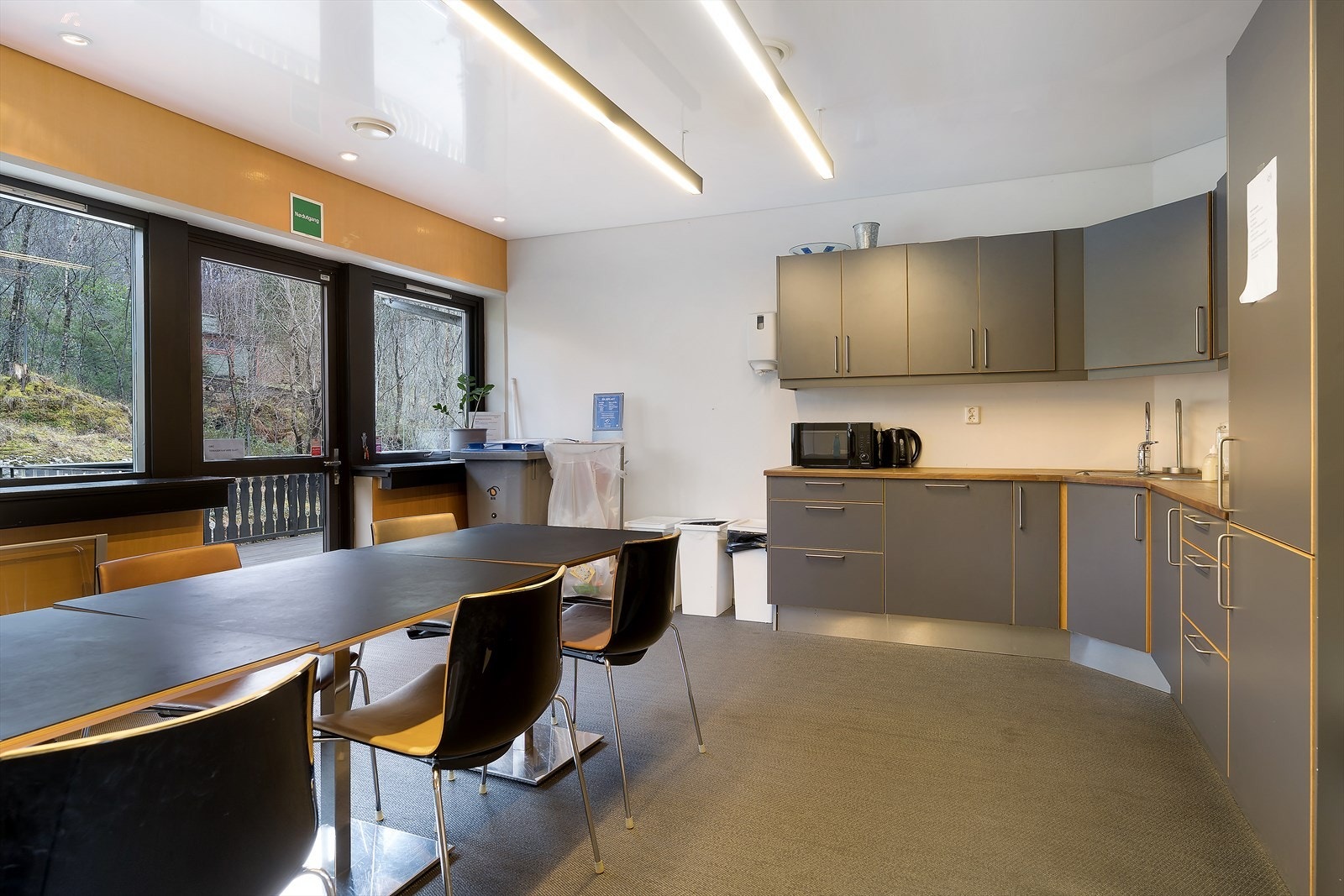 Tilgang til felles kjøkken og spiserom i kontorfellesskap. Galleribilde