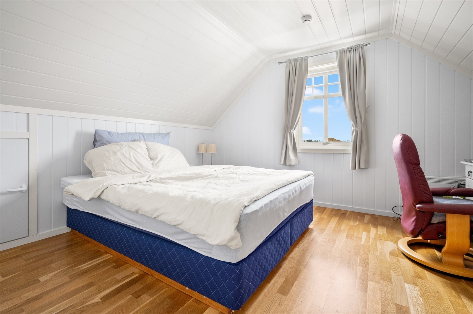 Soverom nr. 1 på loft - lagring i knevegger Galleribilde