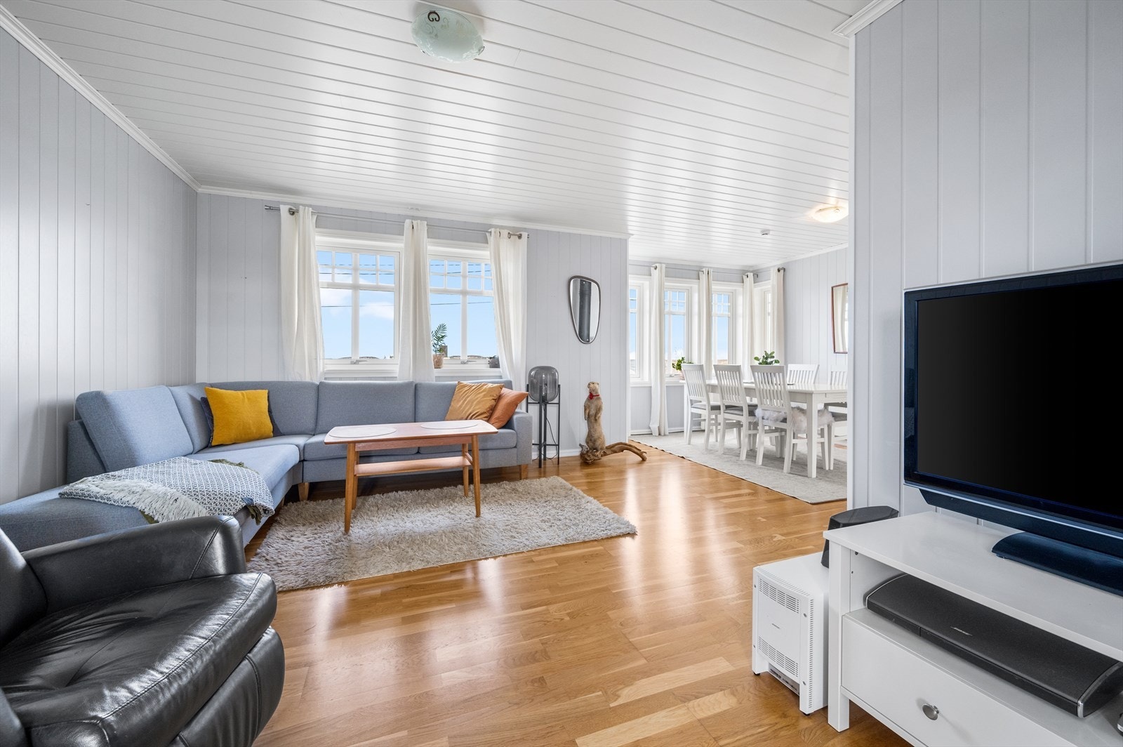 Vinkelstue med parkett på gulv Galleribilde