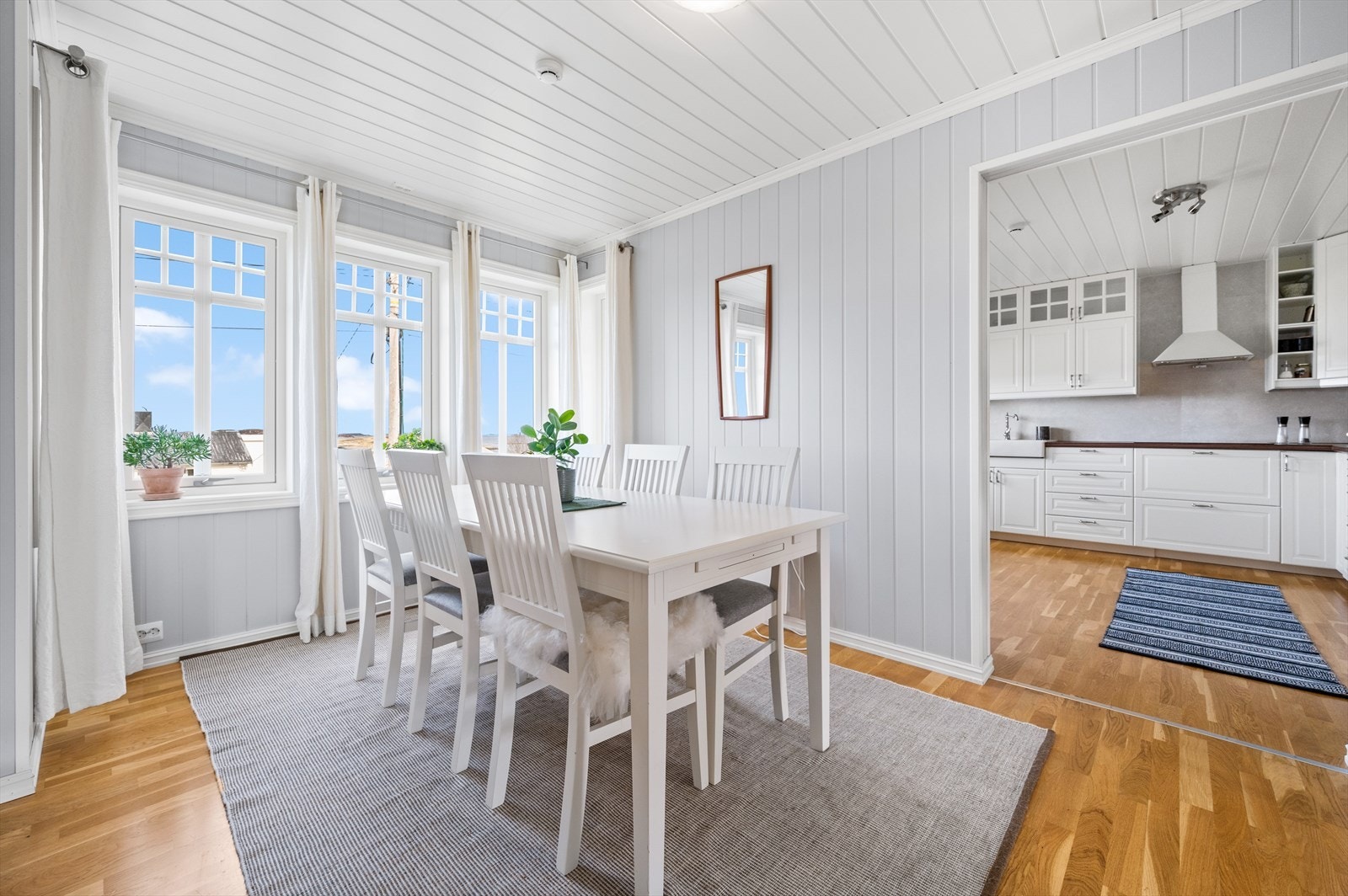 God plass til spisebord - åpen løsning til kjøkken Galleribilde