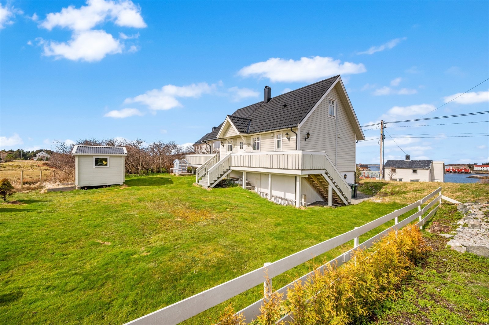 Boligen går over tre plan og ble bygget i 1948, med tilbygg fra 2013 Galleribilde