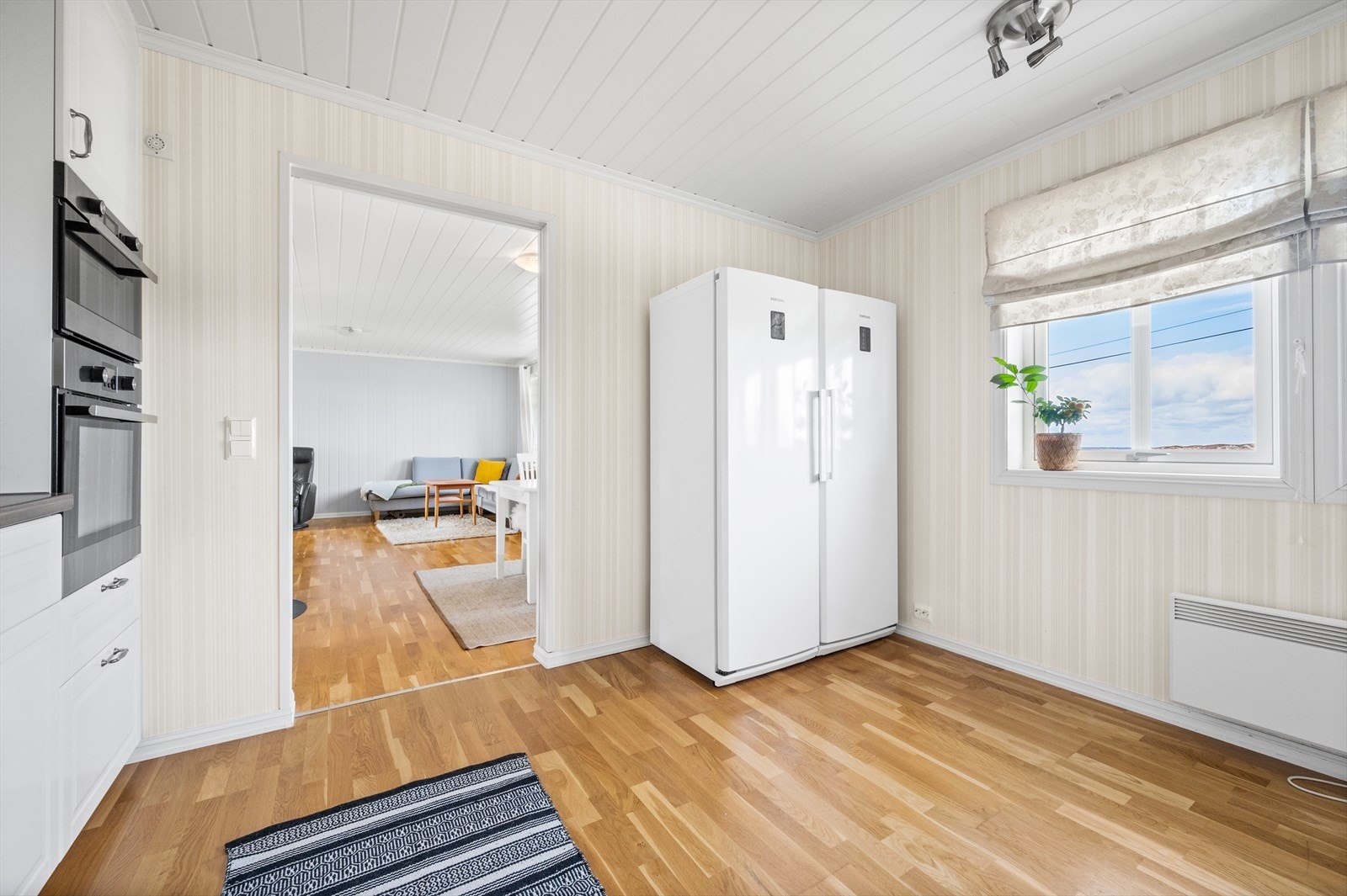 Frittstående kjøle- og fryseskap, stekeovn, mikrobølgeovn, induksjonstopp og oppvaskmaskin Galleribilde