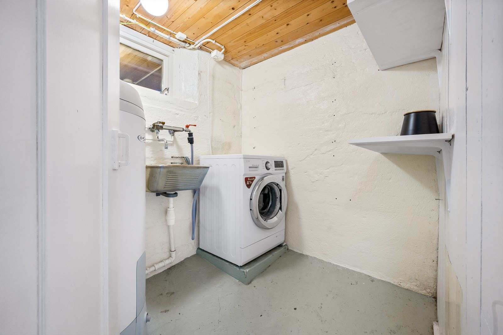 Vaskerom Opplegg for vaskemaskin. Utslagsvask i stål. Varmtvannstank. Vannstopp Galleribilde