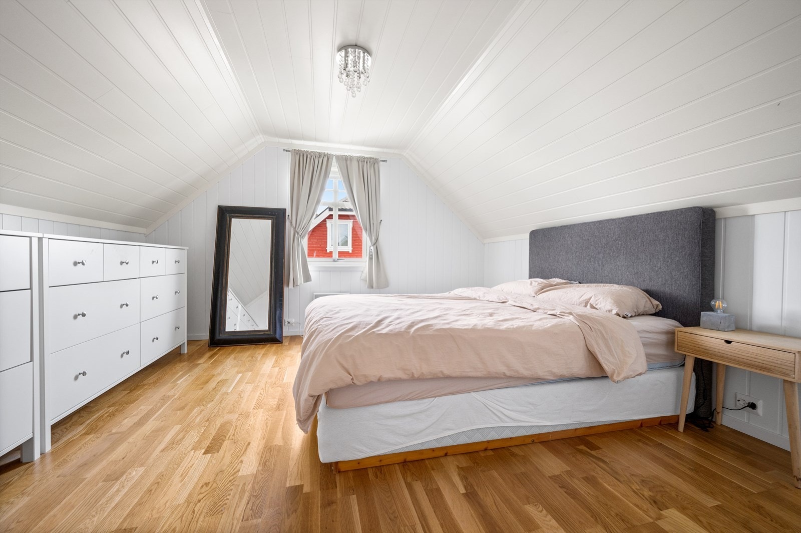 Soverom nr. 2 på loft - lagring i knevegger Galleribilde