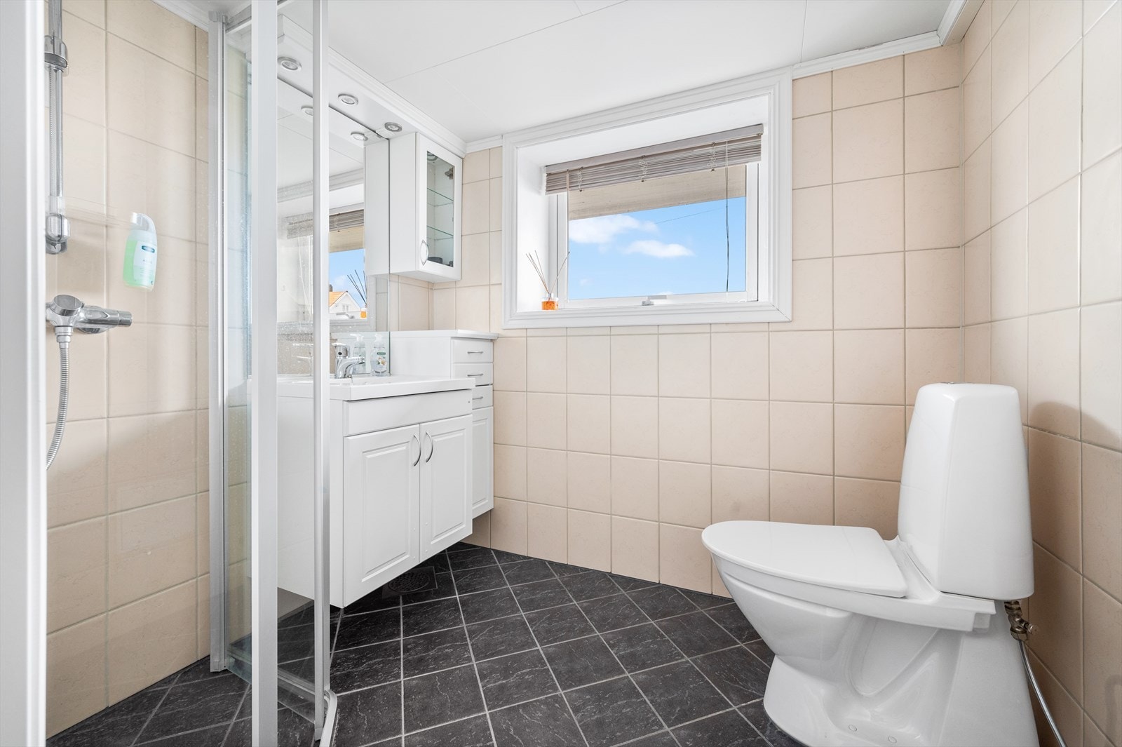 Bad i kjeller. Flis på gulv mvarmekabler. Dusjhjørne. Gulvmontert toalett Galleribilde