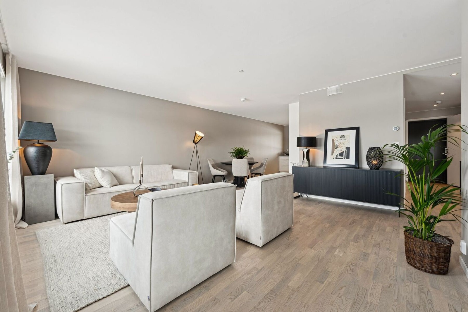 Gulvene er belagt med lekker, moderne parkett som gir et stilfullt og tidløst uttrykk. Galleribilde
