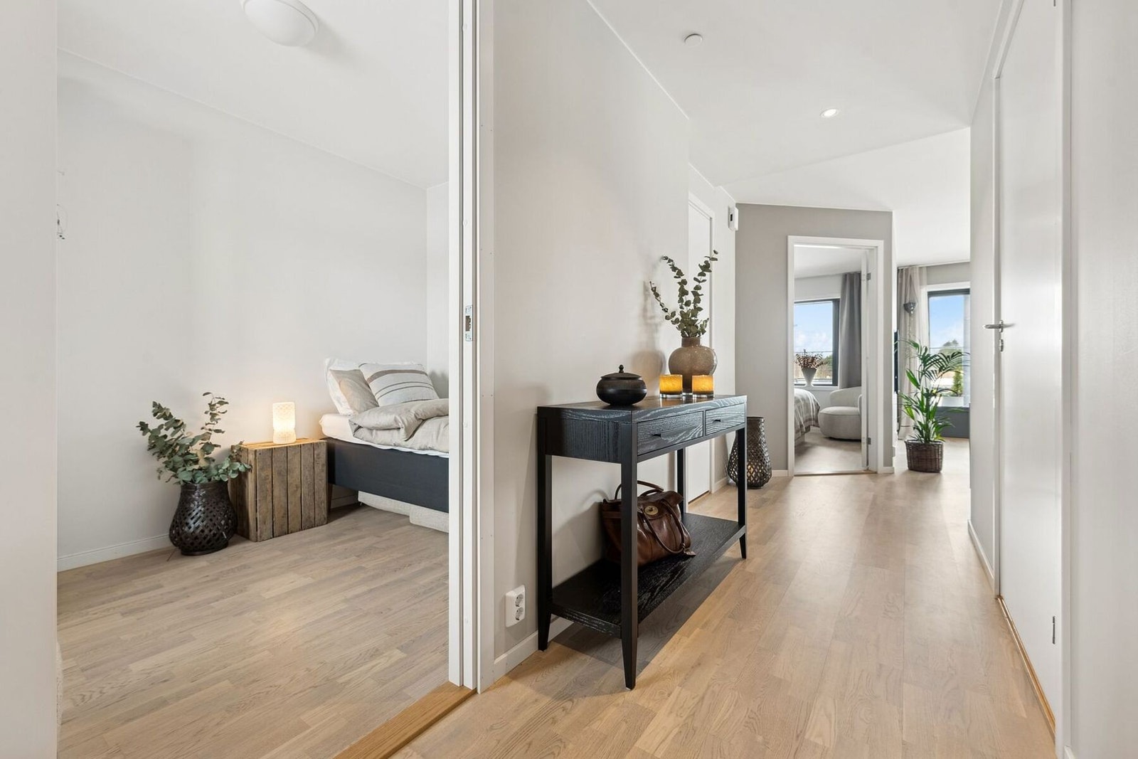 Boligen er nyoppført i 2024 og har en lys og moderne stil med tidsriktige fargevalg. Galleribilde