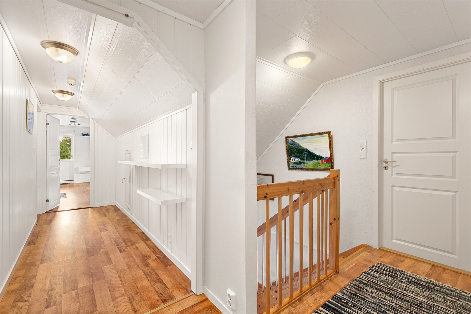 Gang i loftsetasje Galleribilde