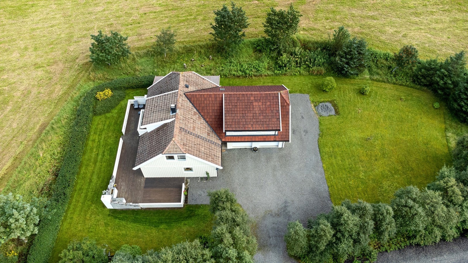 Enebolig over to plan oppført i 1995. Boligen er tilbygd og påbygd garasje i 2006/2007. Galleribilde