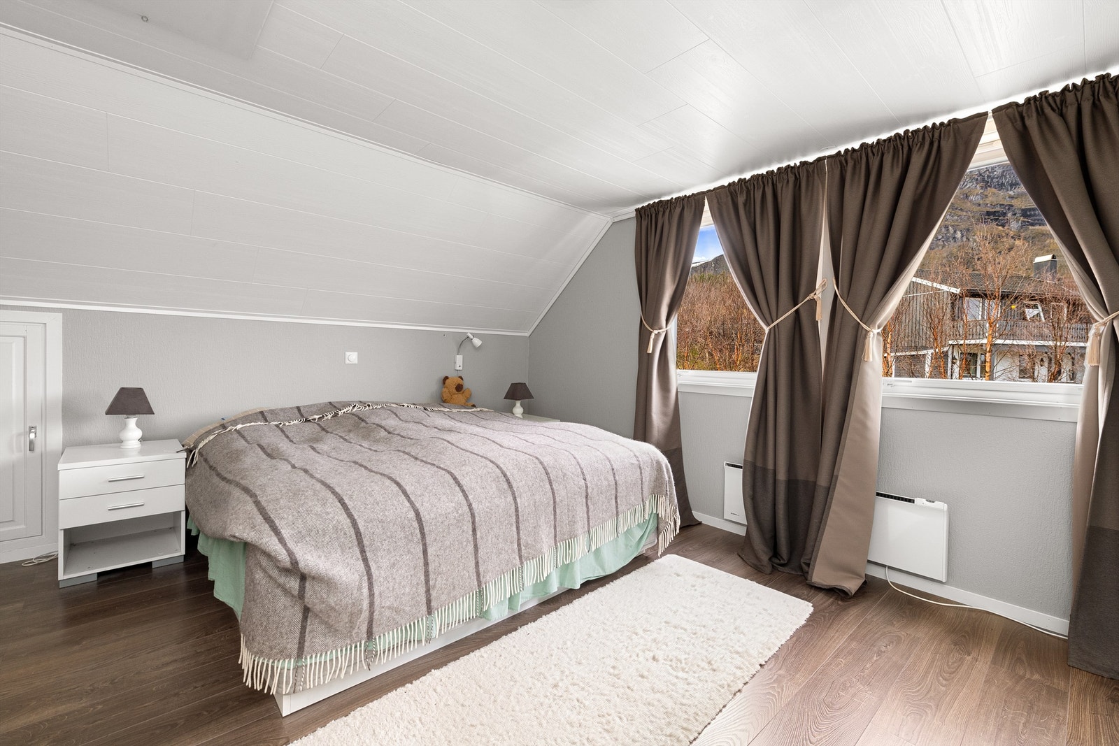 Det er 4 soverom i loftsetasje. Pluss ett kontor/soverom. Galleribilde