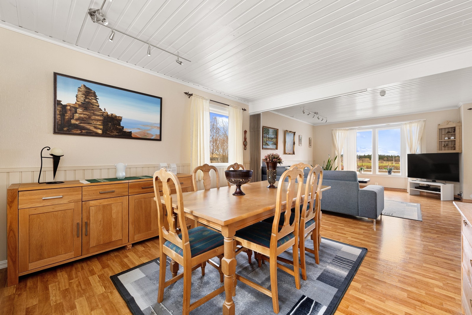 Rom for spiseplass på stue Galleribilde