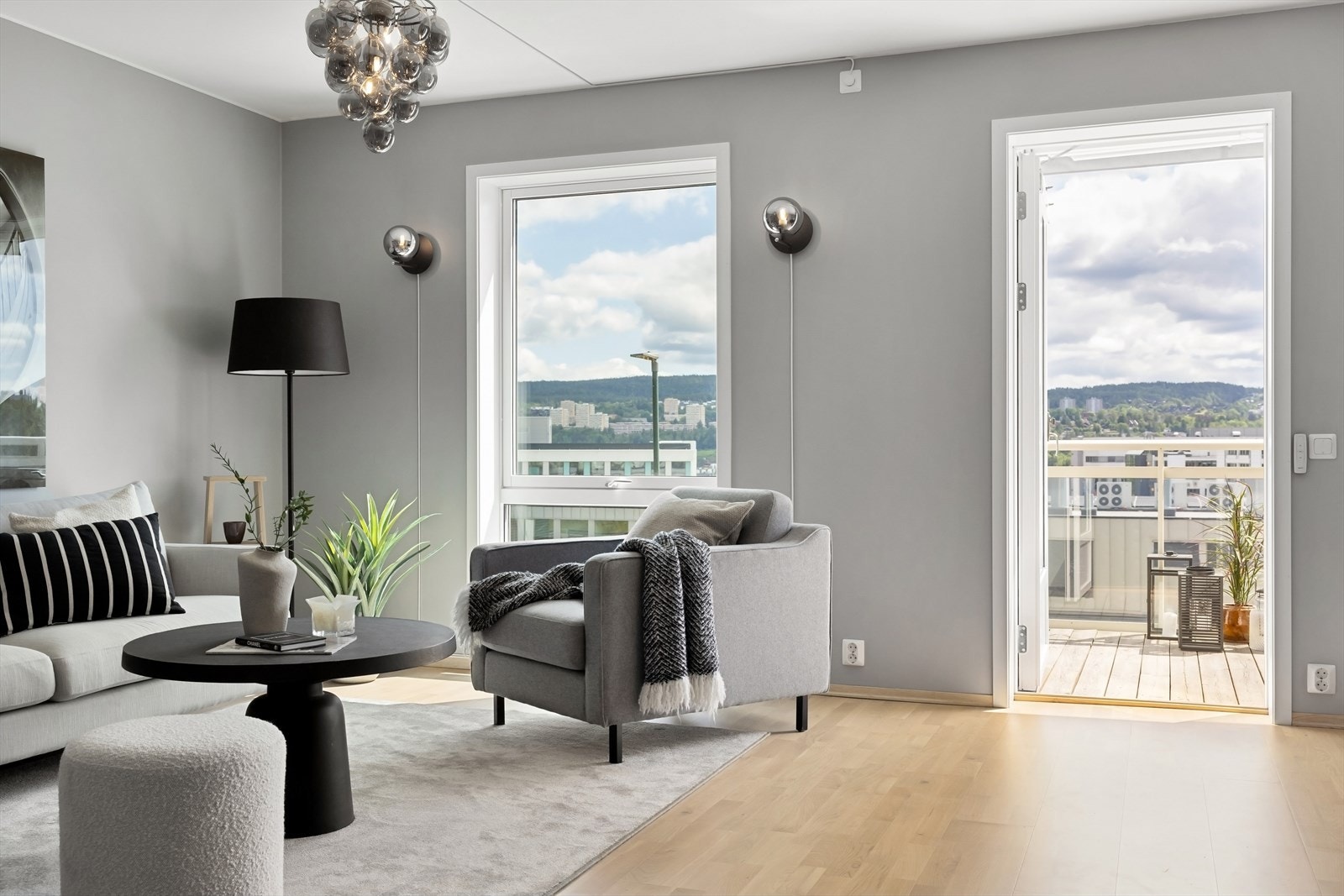 Stuen byr på en behagelig balanse mellom moderne og tidløst. Direkte balkongutgang gir ekstra bokvalitet. Galleribilde