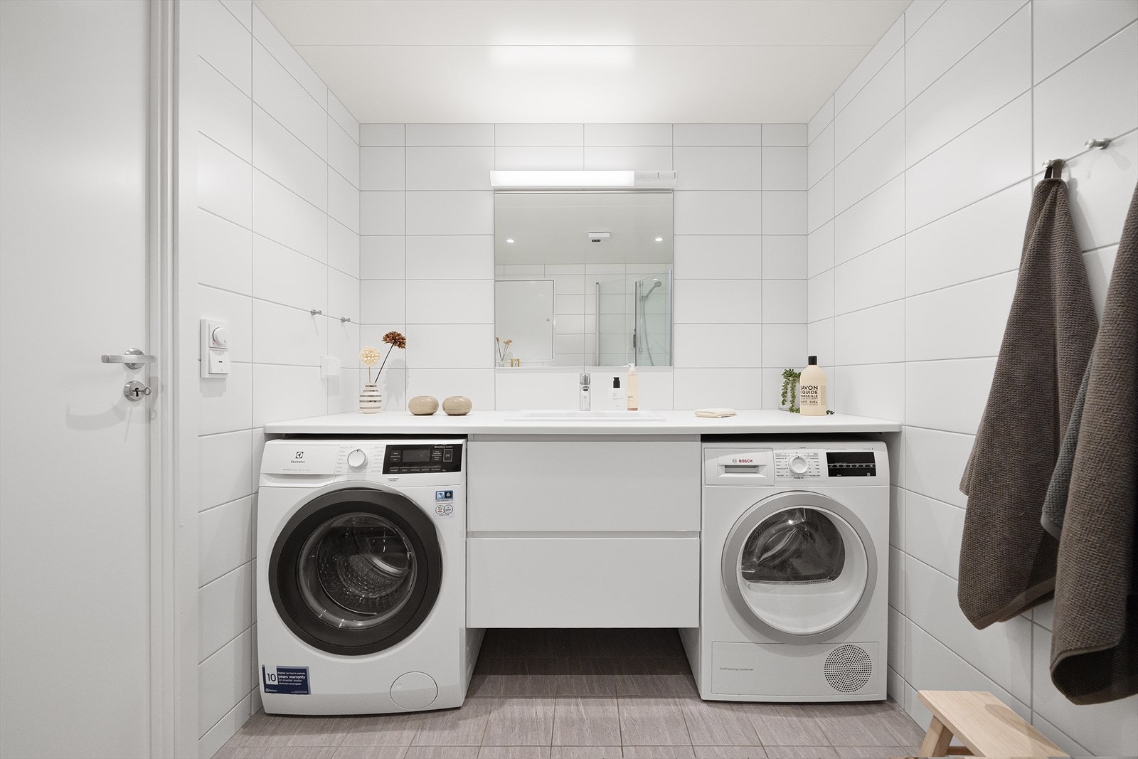 Romslig og funksjonelt bad med integrert vaskesøyle - perfekt for en praktisk hverdag. Galleribilde