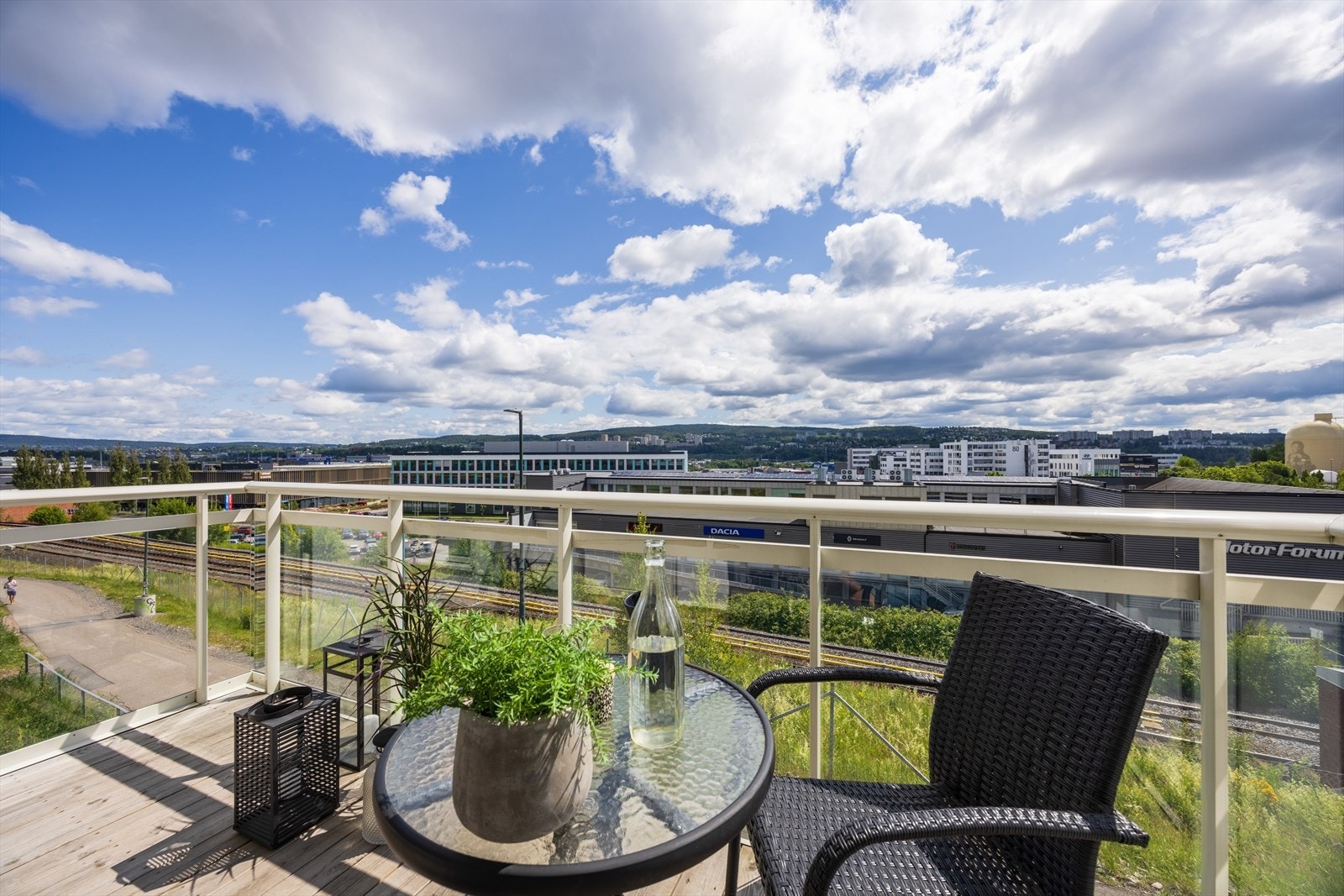 Utsikt over nærområdet med luft og horisont - her nyter du både rom og ro i byen. Galleribilde