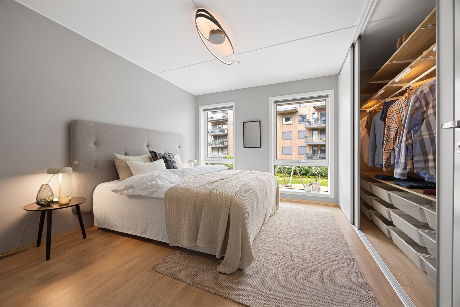 Lyst og romslig hovedsoverom med store vinduer og smartstyrte rullegardiner - perfekt balanse mellom komfort og funksjonalitet. Galleribilde