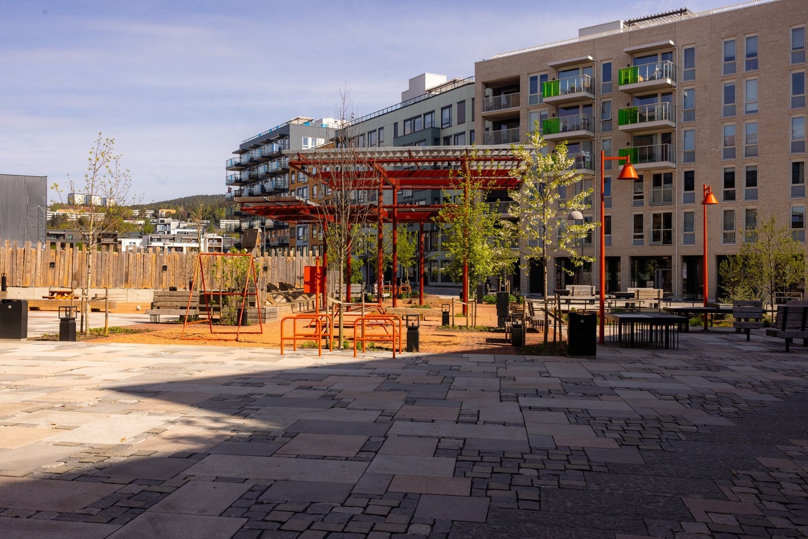 Fellesområdet ved inngangspartiet er pent opparbeidet og gir et hyggelig førsteinntrykk med både sittegrupper og beplantning. Galleribilde