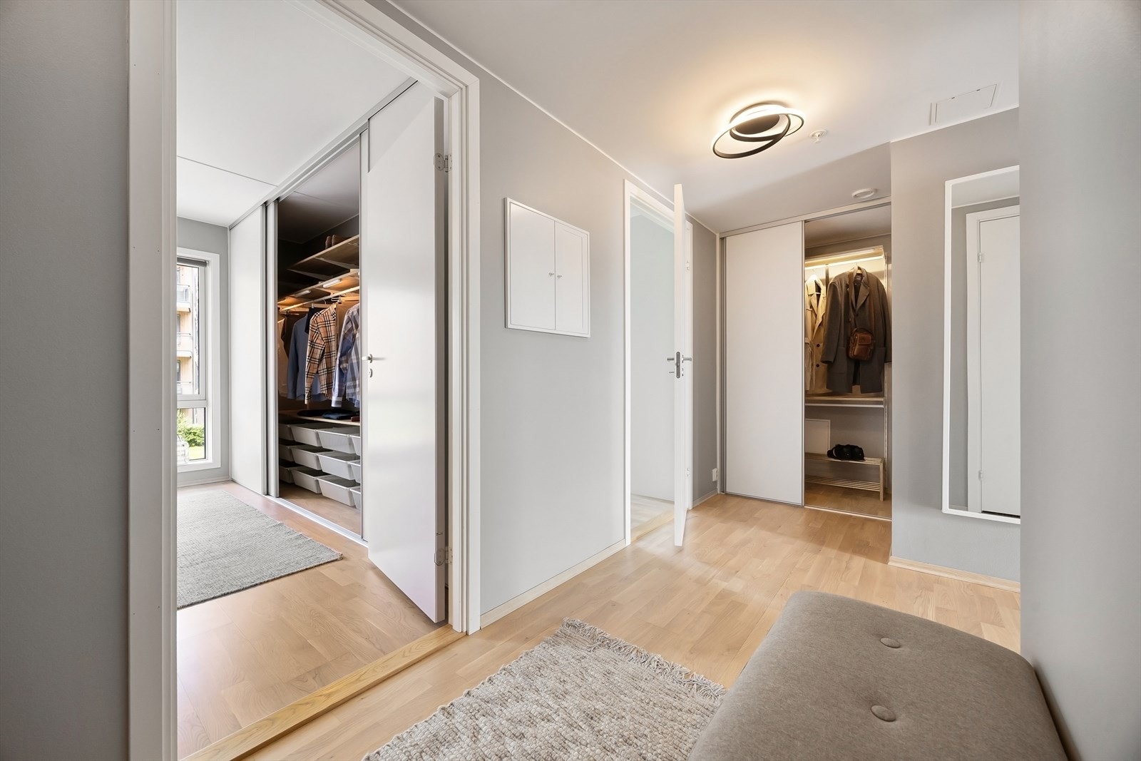 Praktisk planløsning med direkte adkomst til garderoberom og soverom - en løsning som fungerer i hverdagen. Galleribilde