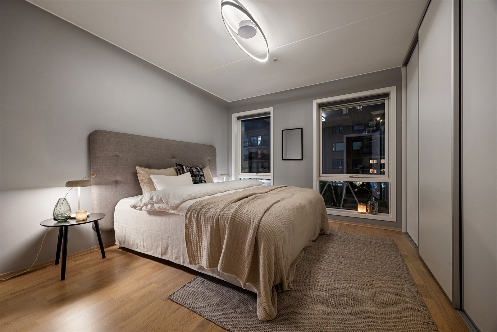 Smart hjem - både lys og gardiner styres med app, og gir deg full kontroll på stemningen fra sengen. Galleribilde