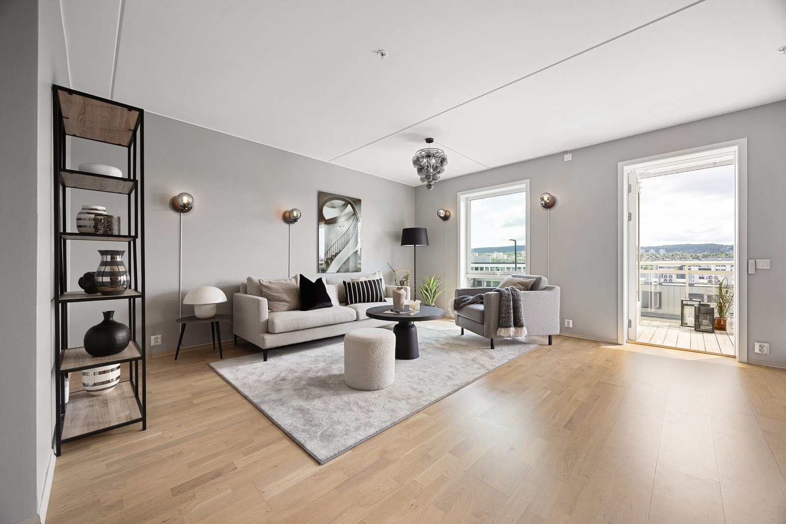 En nøytral fargepalett gir rommet et stilrent og luftig preg - lett å innrede etter egne behov. Galleribilde