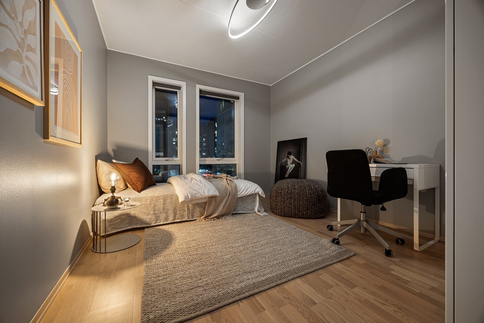 Lunt og rolig rom - perfekt som barnerom, gjesterom eller kontor. Lys og gardiner styres via app. Galleribilde