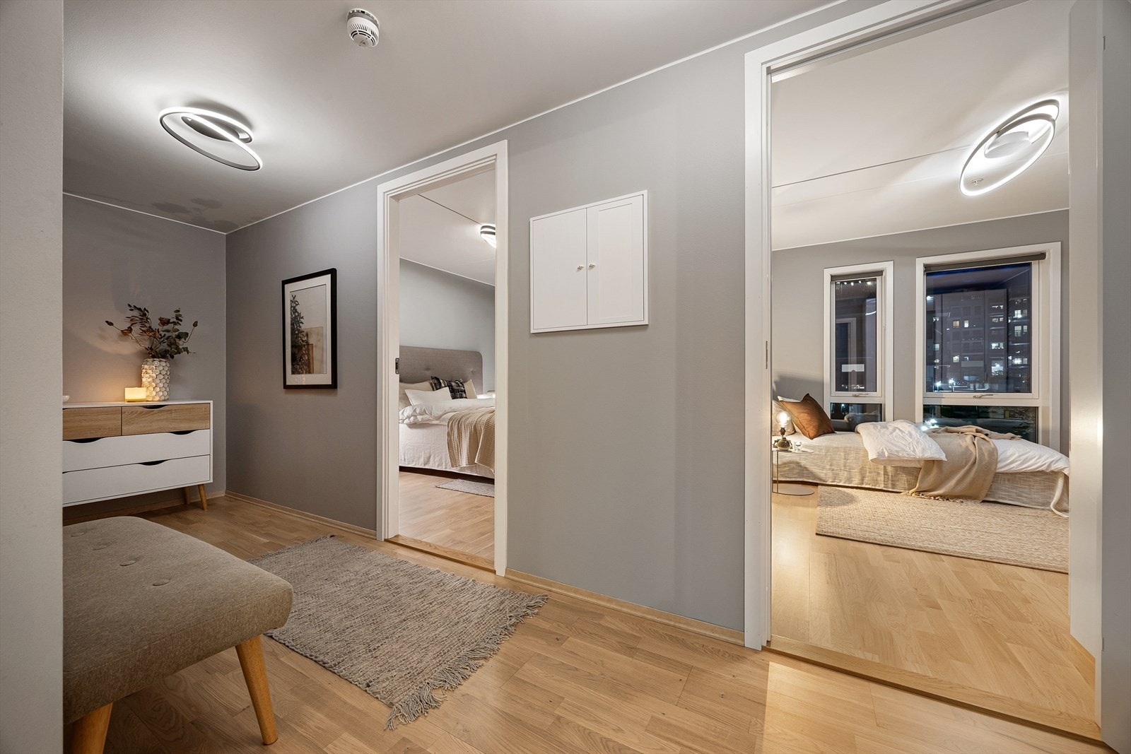 Entréen binder boligen sammen med varme og ro - med tilgang til begge soverom og sosial sone. Galleribilde