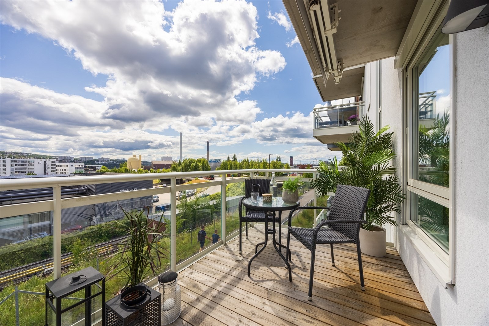 Balkongen er en naturlig forlengelse av stuen - like hyggelig morgen som kveld. Galleribilde