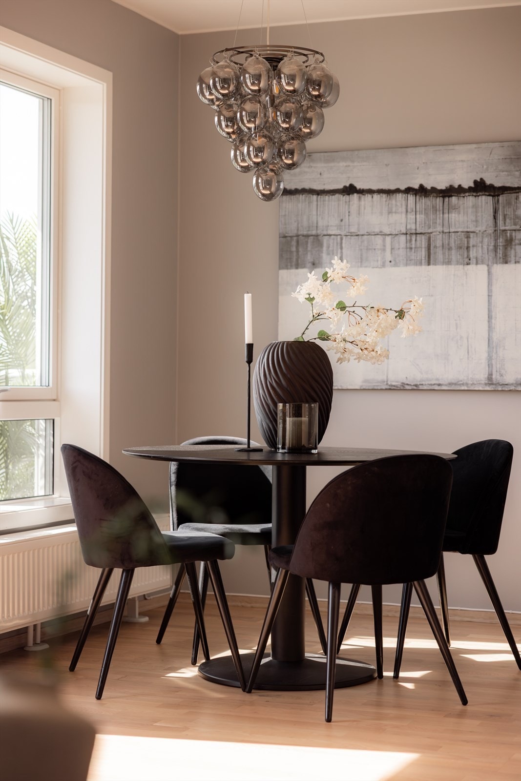 Spiseplassen får rikelig dagslys og er en naturlig forlengelse av stuen - ideell for både hverdag og hyggelige måltider Galleribilde