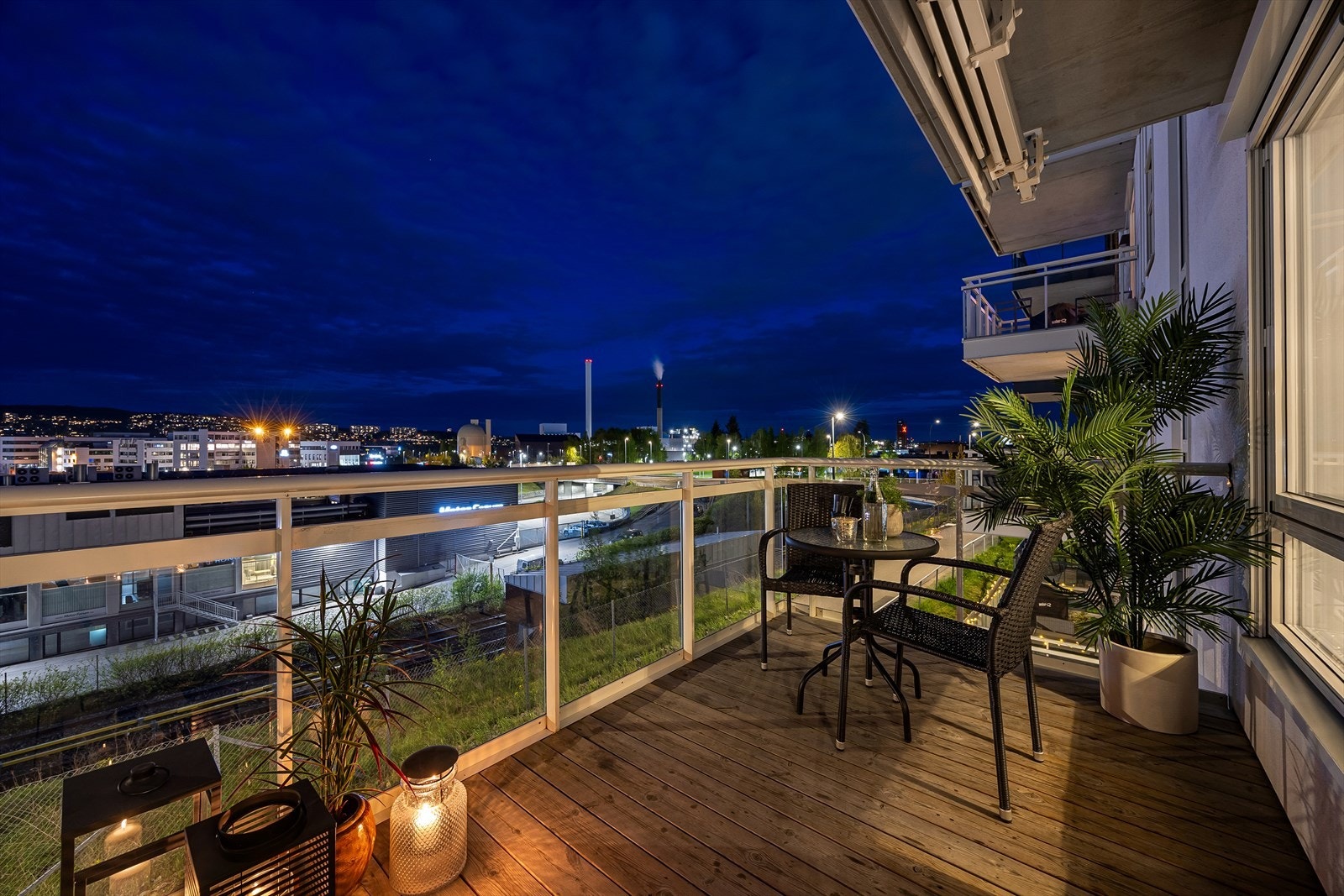 Stemningsfull uteplass på kveldstid - her kan man trekke seg tilbake og nyte stillheten under åpen himmel. Galleribilde