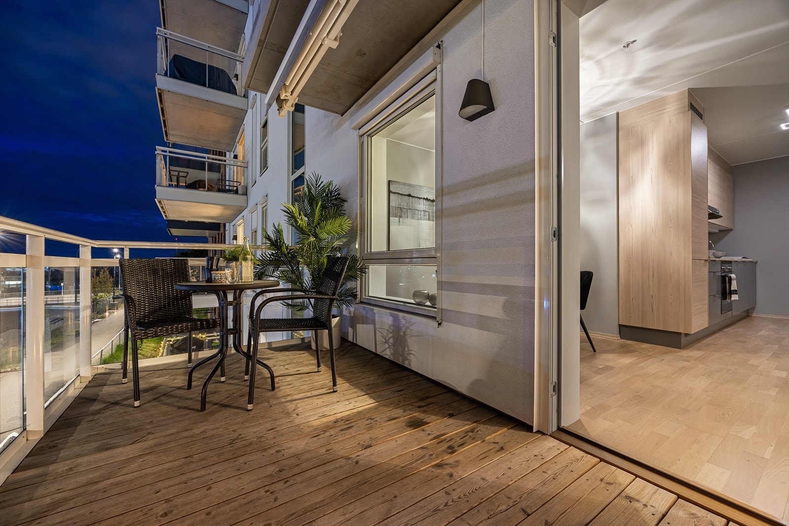 Lys og solrik balkong med god plass til både spisegruppe og grønne innslag - perfekt for morgenkaffen Galleribilde