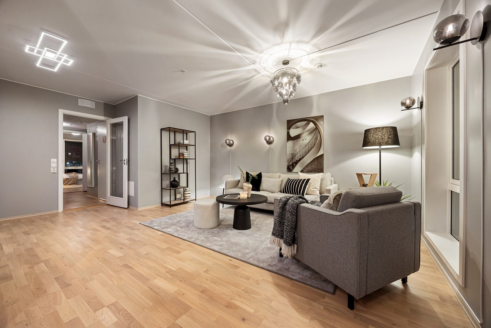 En romslig stue med god møbleringsfrihet og utsikt - her får du både funksjon og estetikk i ett. Galleribilde