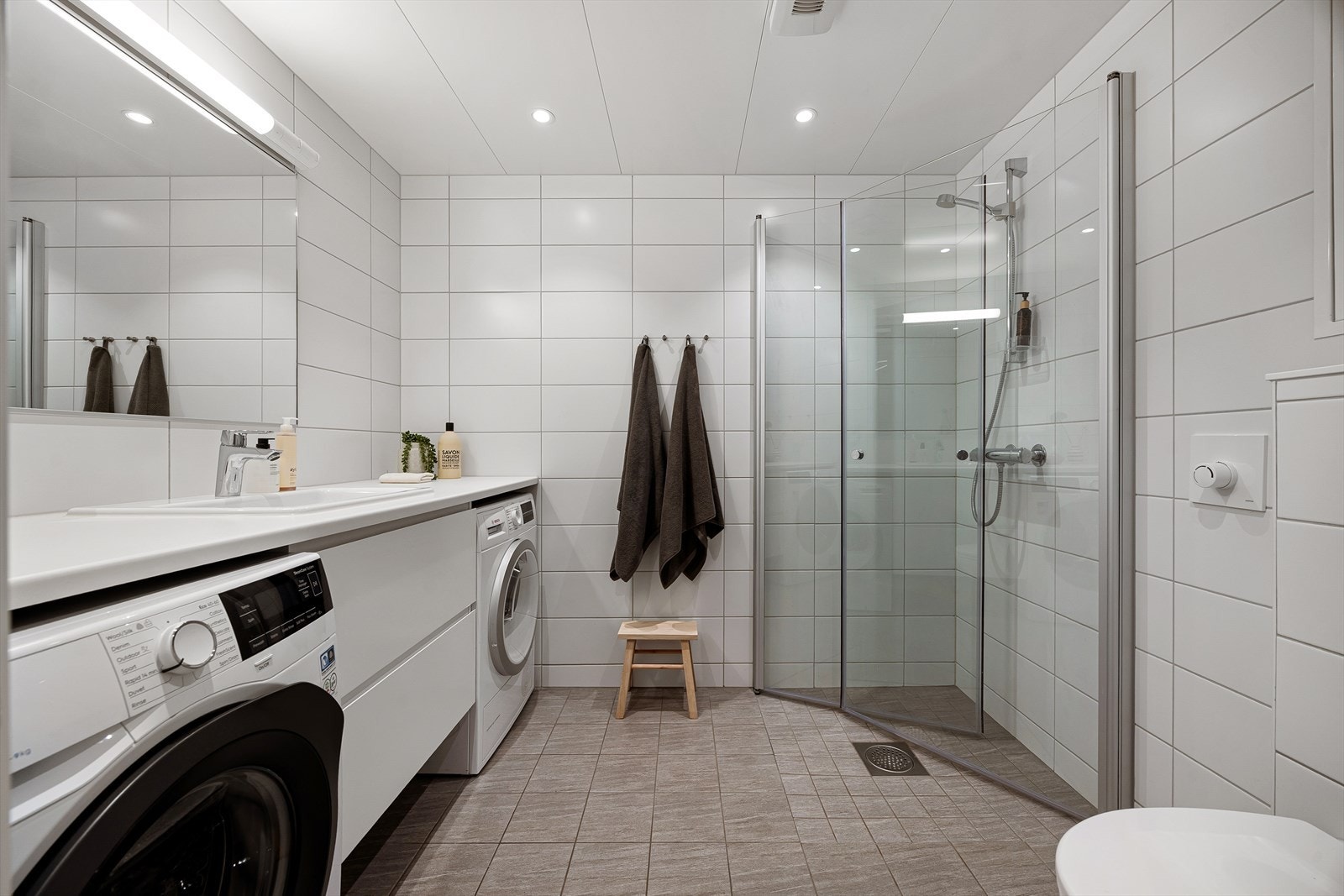 Et moderne bad med gjennomført stil og smarte løsninger - både elegant og funksjonelt. Galleribilde