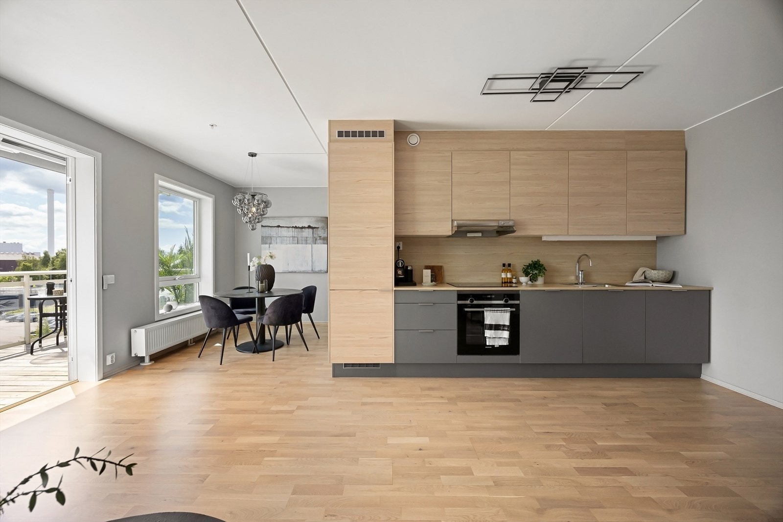 Moderne kjøkken i stilrene materialvalg - skapt for både hverdag og selskap. Galleribilde