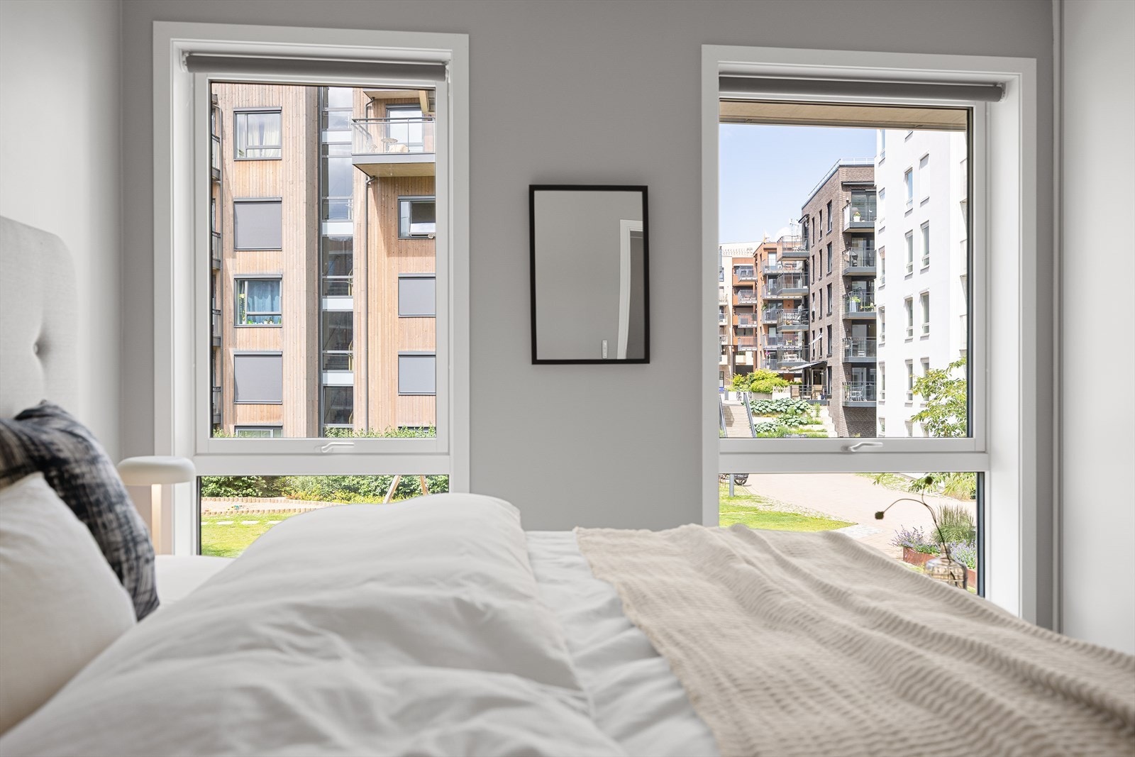 Rommet er romslig nok til å deles inn i to separate soner ved behov - perfekt for eksempelvis kontor og soverom i ett. Galleribilde