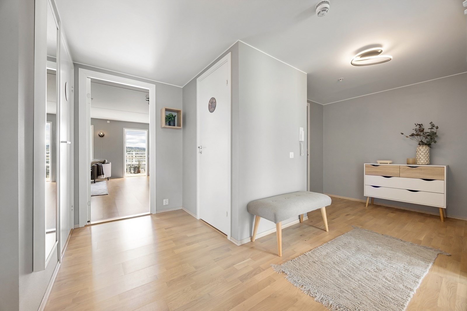 Lys og romslig entré med direkte adkomst til soverom og stue - her ønskes man velkommen med åpenhet og god flyt. Galleribilde