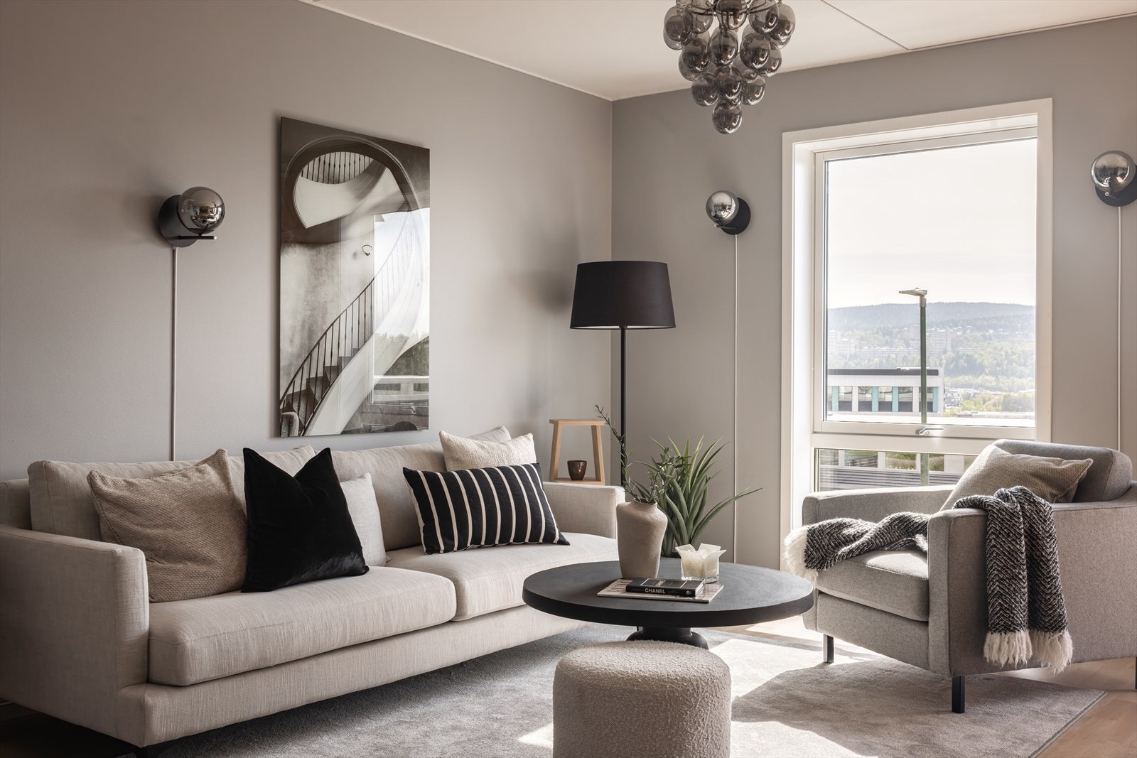 Kveldens stemning forsterkes med dempet belysning og elegant taklampe - et perfekt sted å slappe av etter en lang dag. Galleribilde