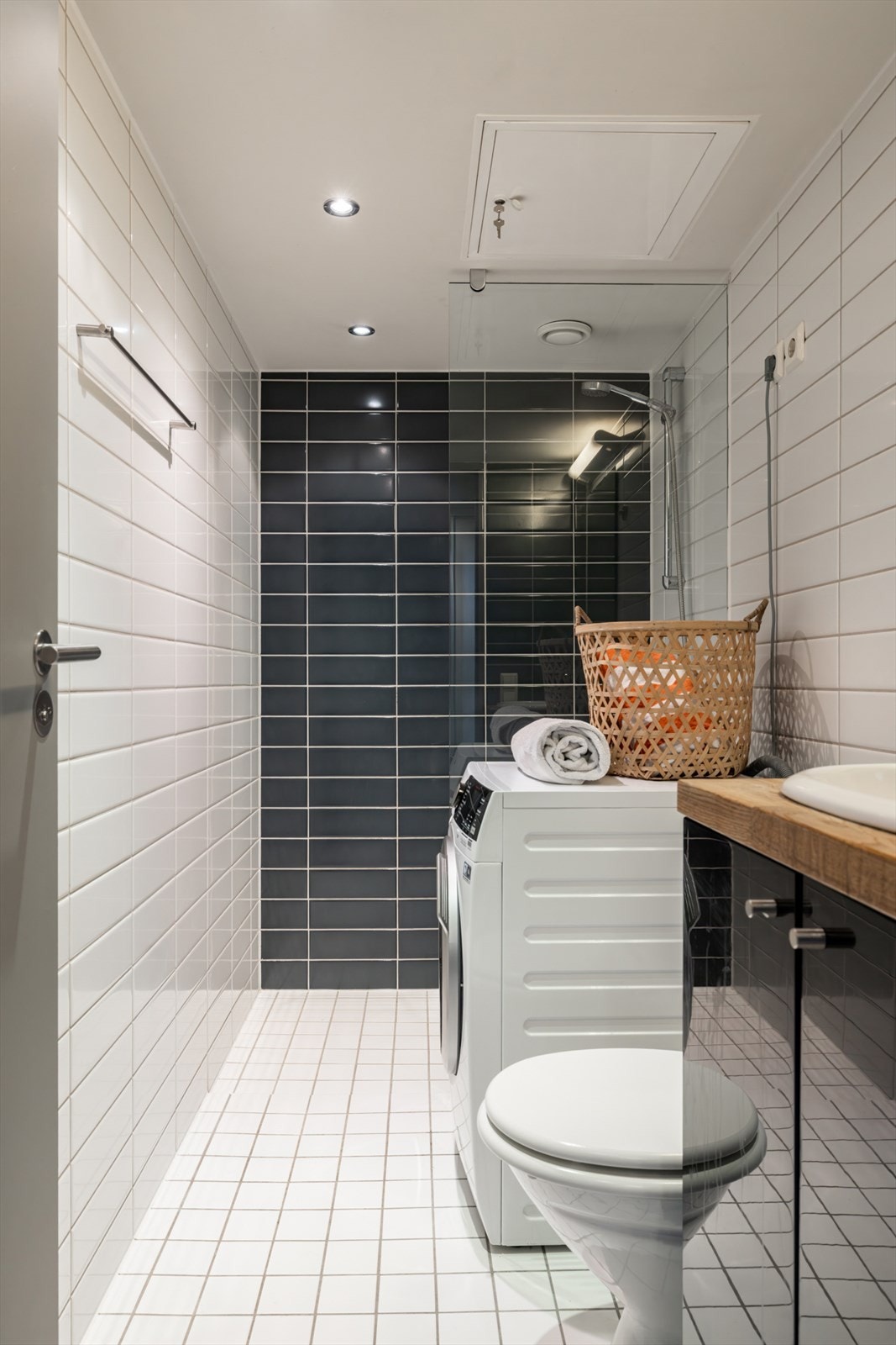 Det er varmekabler i gulvet og downlights i taket Galleribilde