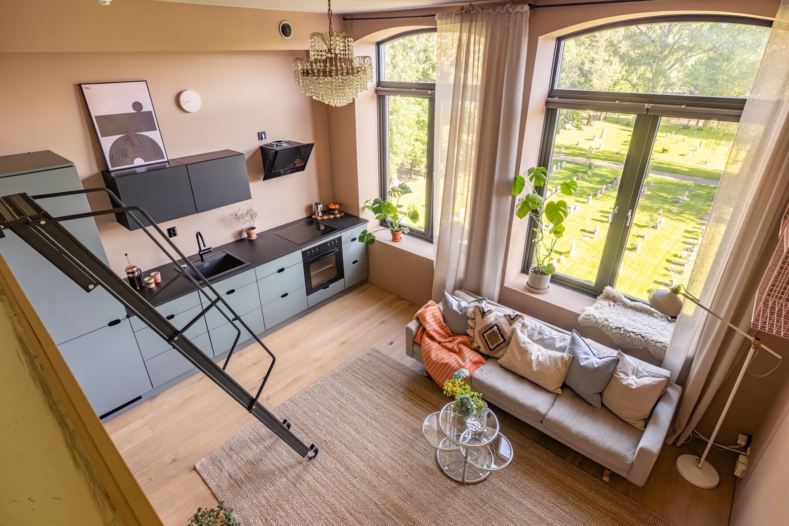 Leiligheten har en arealeffektiv planløsning med stue og åpen kjøkkenløsning, en praktisk hems, en innbydende entré og et flislagt bad Galleribilde