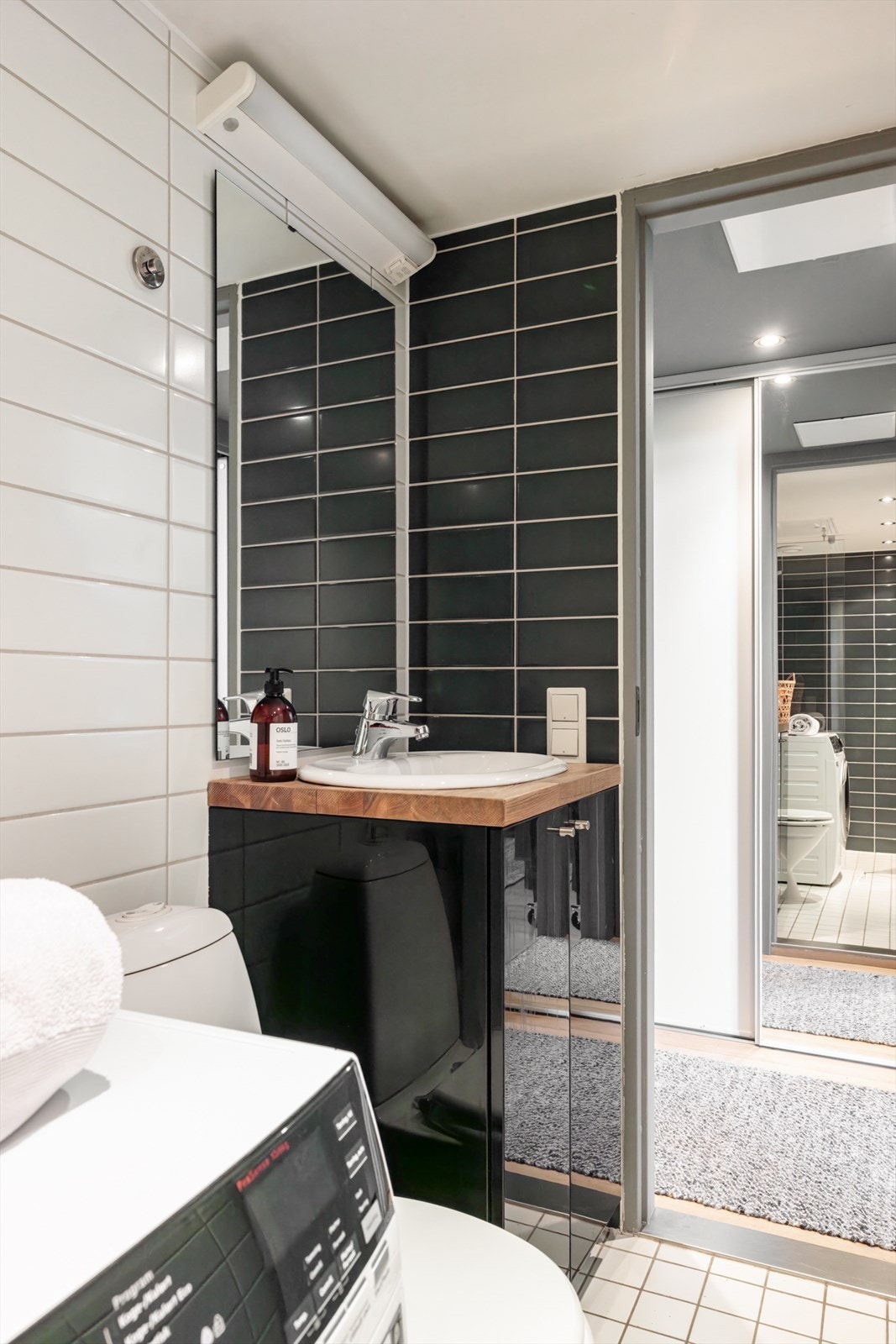 Baderomsinnredningen består av servantskap, dusjsone, toalett og opplegg for vaskemaskin Galleribilde