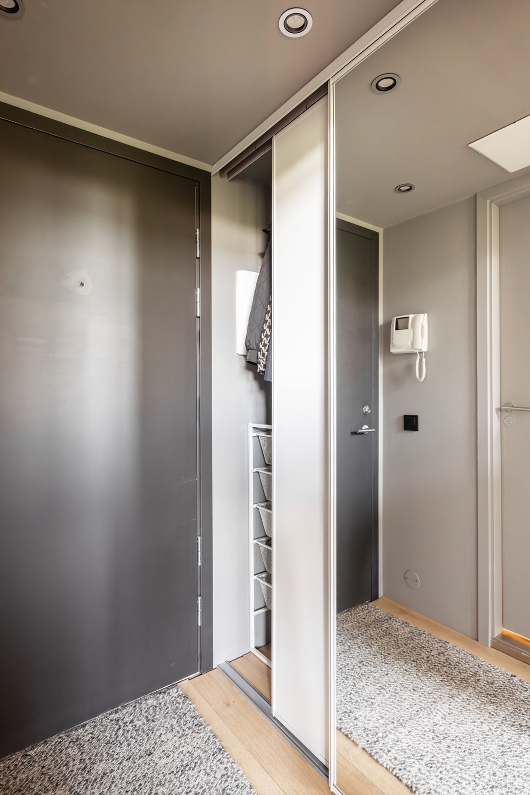 Innbydende entré med romslig skyvedørsgarderobe Galleribilde