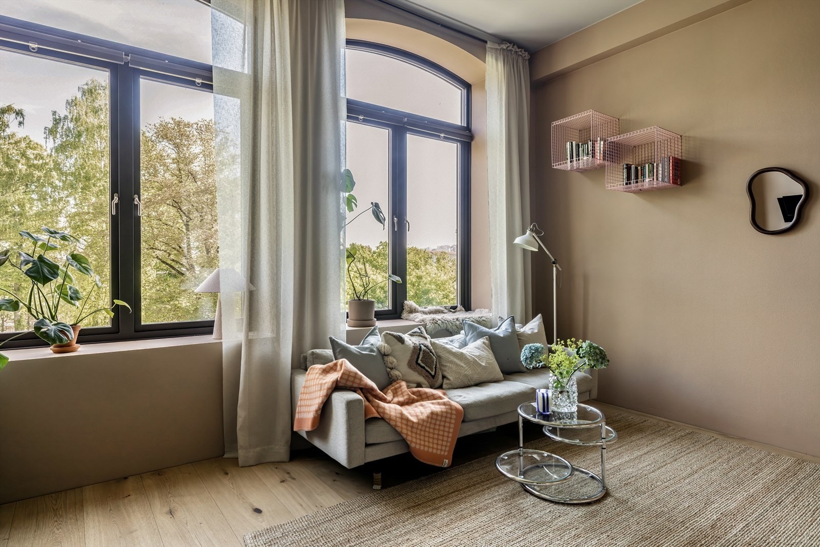 Stuen er malt i tidløse farger som står i stil med parkettgulvet Galleribilde