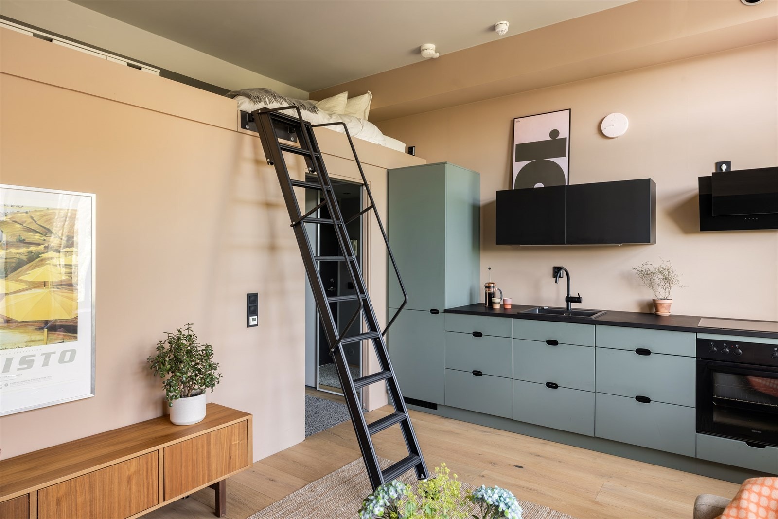 Fra stuen er det stige opp til en praktisk hems Galleribilde