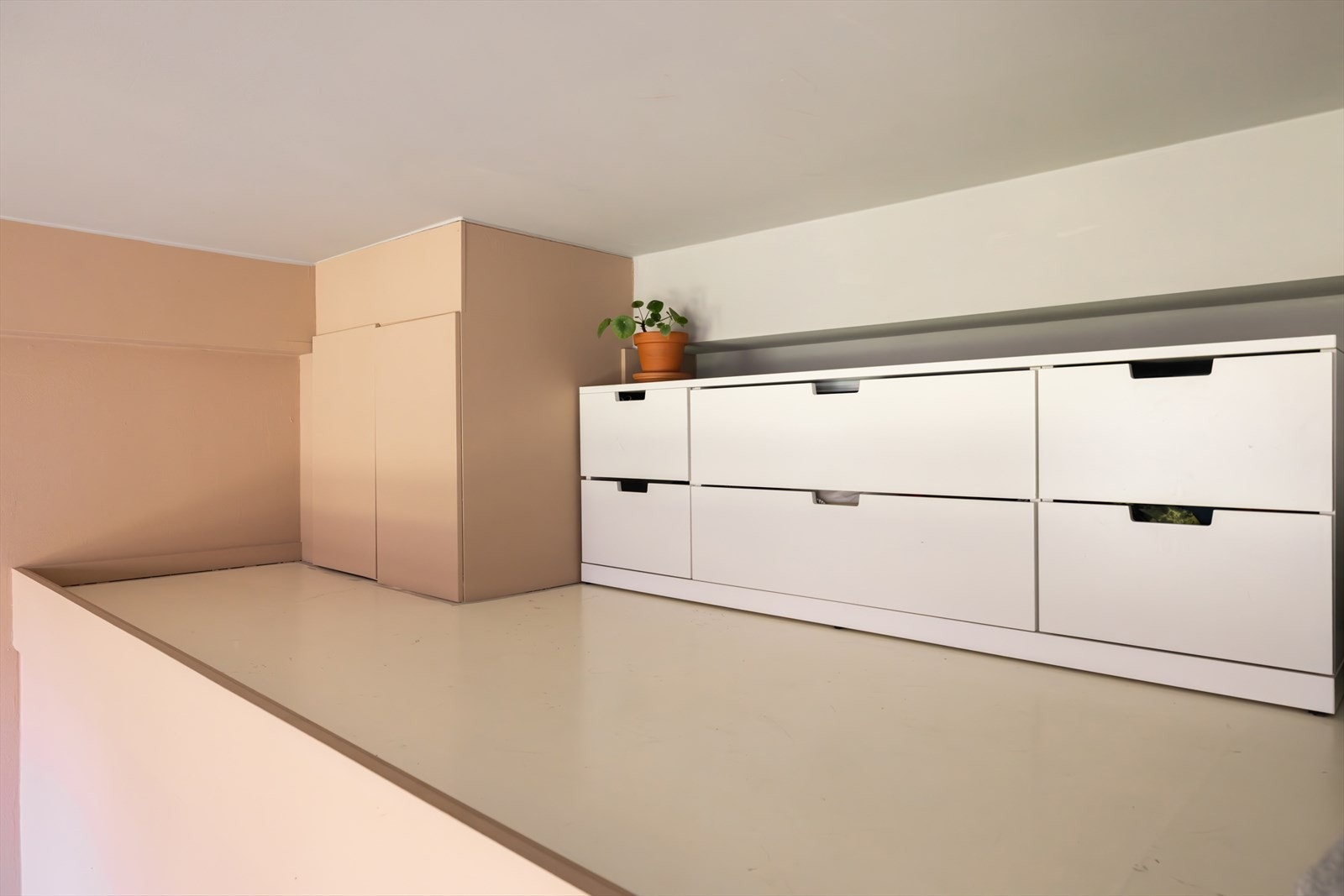 Romslig hems med plass til dobbeltseng og kommode Galleribilde