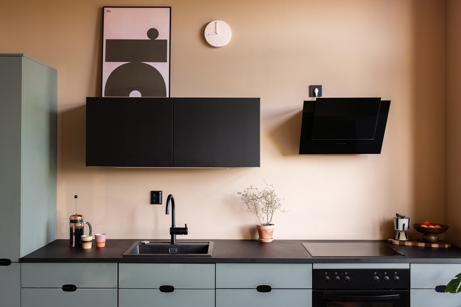 Innredningen består av slette, stilfulle fronter og er utstyrt med integrerte hvitevarer som komfyr, platetopp, oppvaskmaskin og kjøleskap med frys Galleribilde