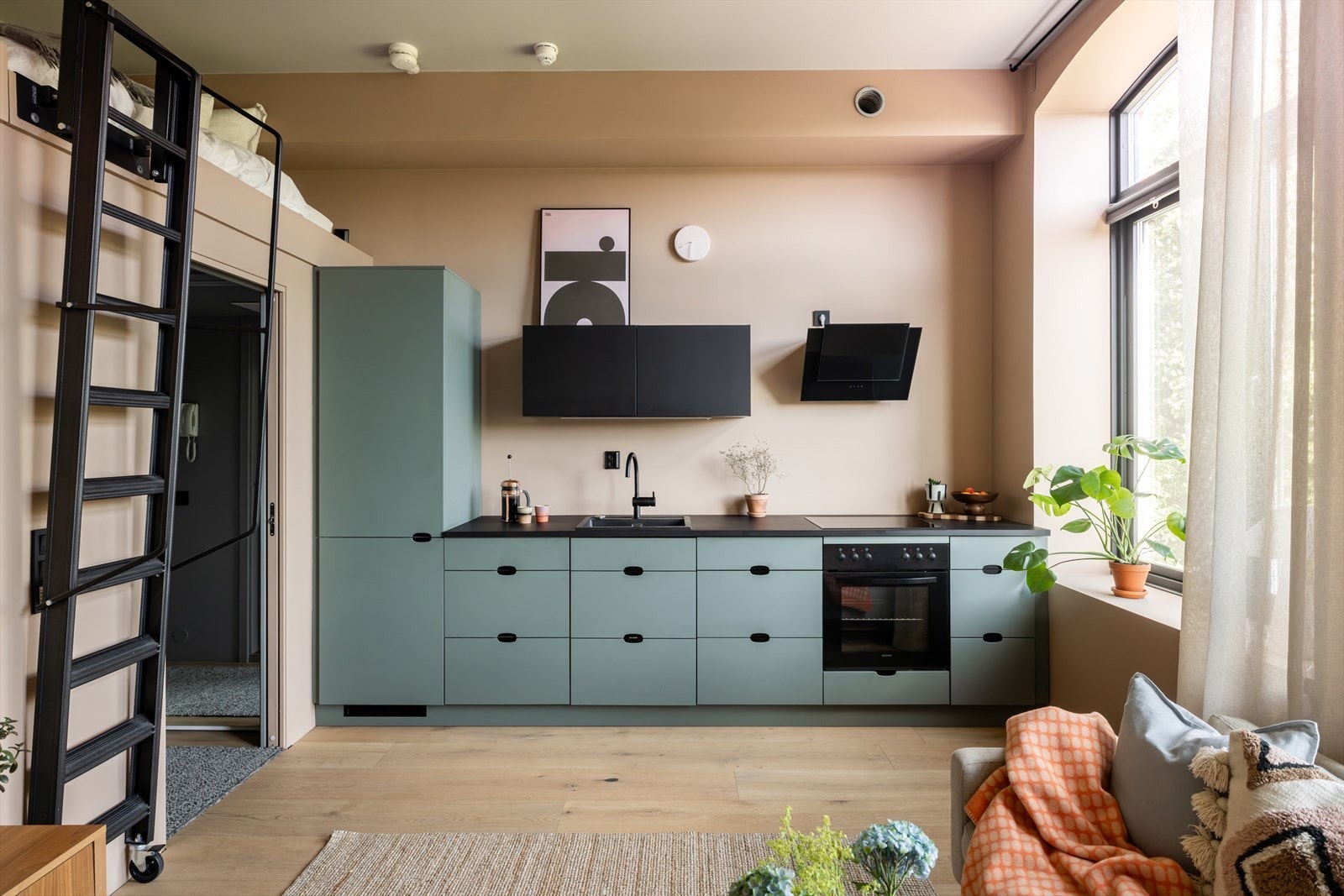 En strøken fabrikkleilighet som imponerer med svært god takhøyde på hele 3,3 meter og tre store vindusflater som slipper inn rikelig med lys Galleribilde