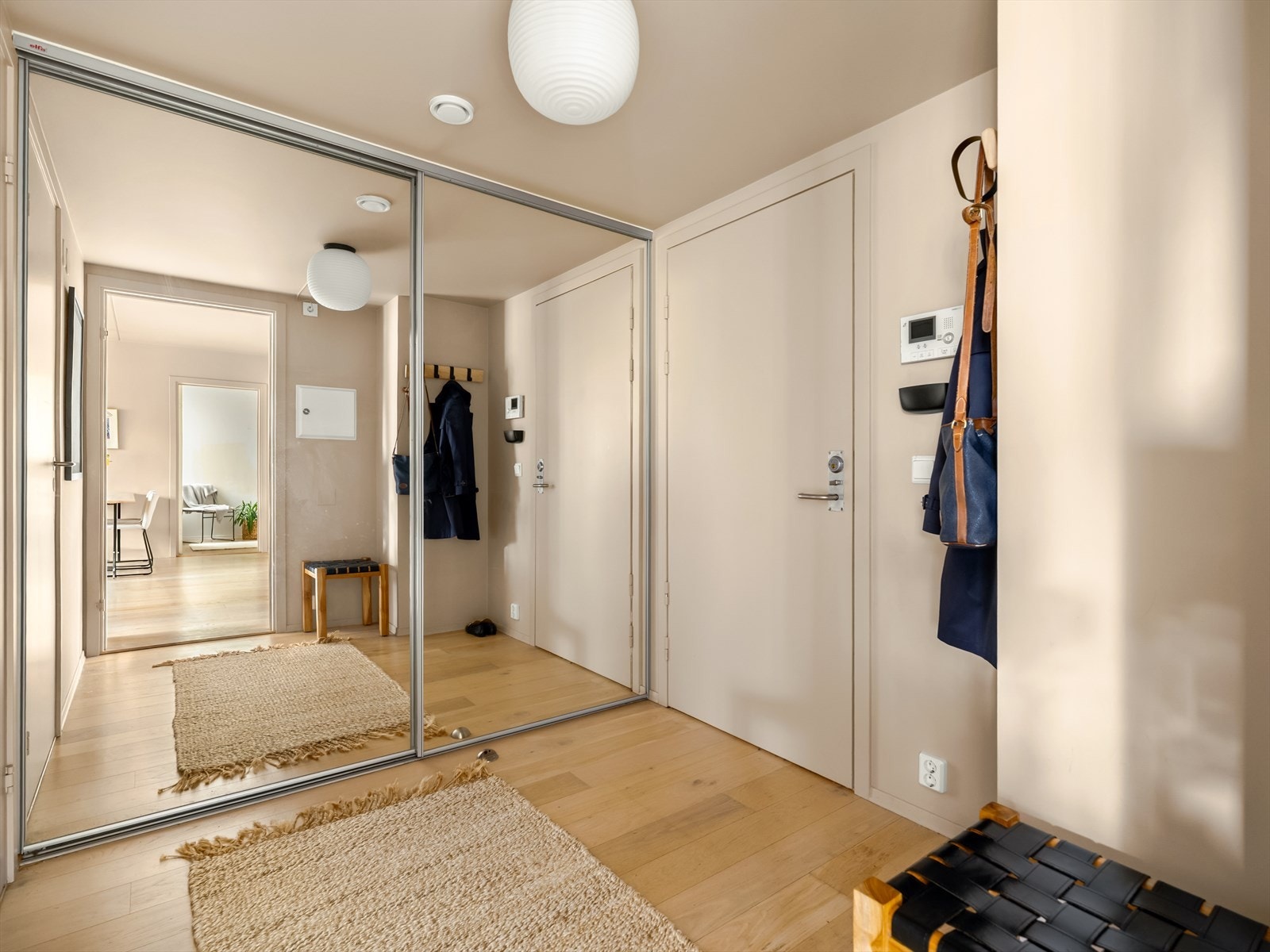 Den doble skyvedørsgarderoben, med innredning fra Wilfa og speilfronter tilbyr gode oppbevaringsmuligheter. Her er det plass til både sko, yttertøy, samt vaske- og sportsutstyr. Galleribilde