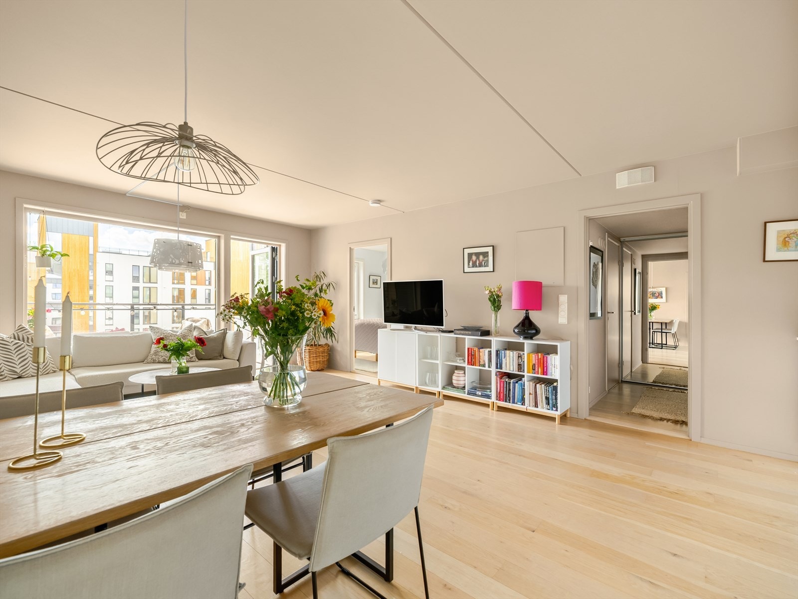 Fjernvarmeradiatorer sikrer en lun temperatur året rundt, og med inkludert varmtvann og fyring holdes strømregningen lav. Galleribilde