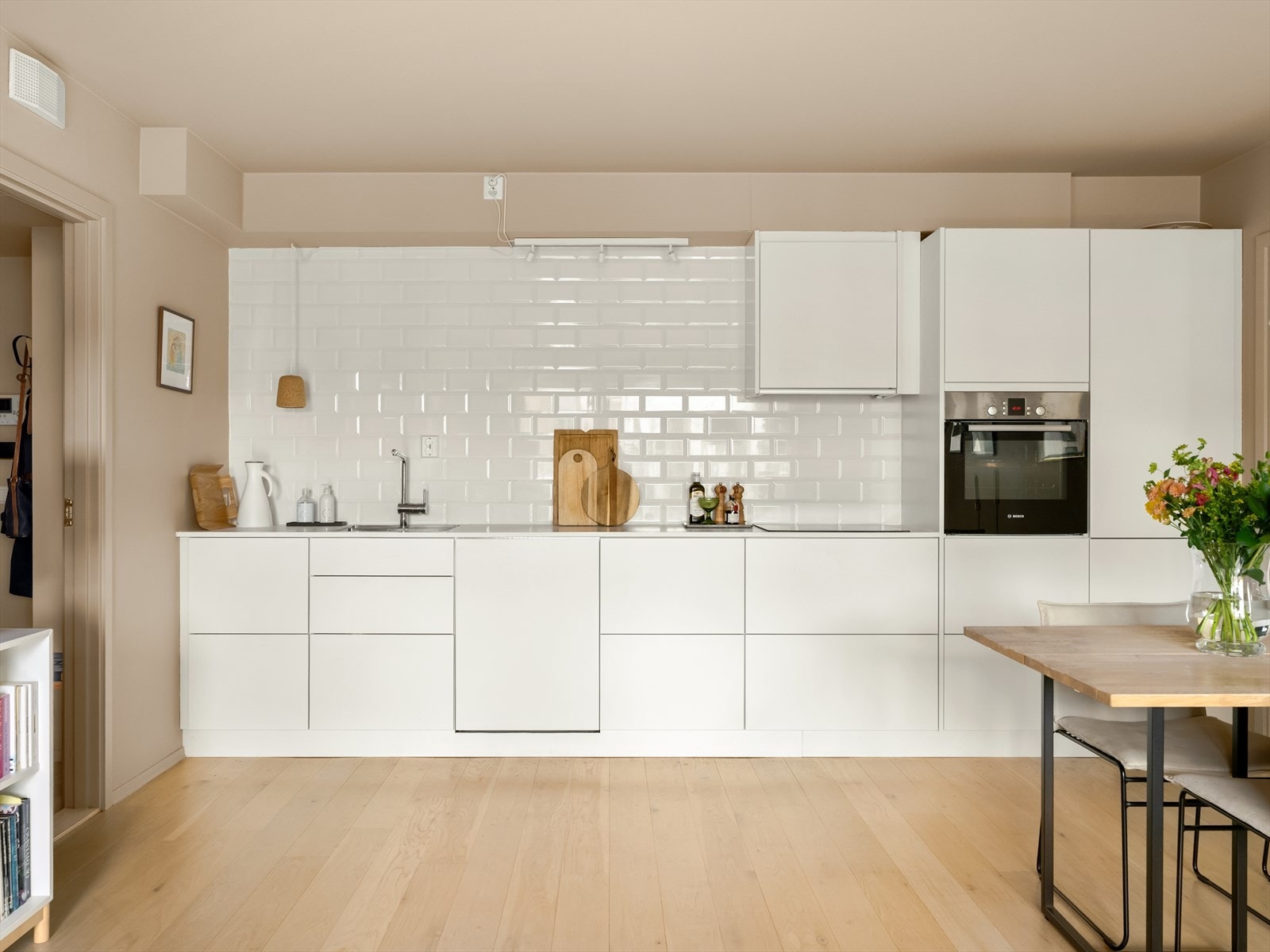 De matte, hvite frontene harmonerer godt med den hvite benkeplaten, og gir et helhetlig og stilrent uttrykk. Galleribilde