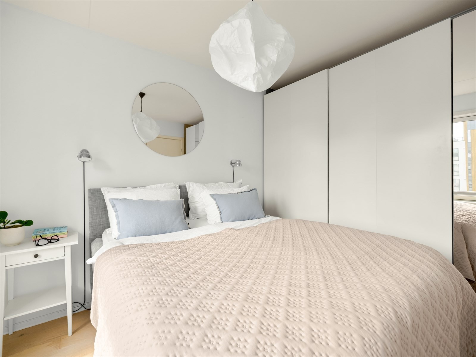 Her er det god plass til dobbeltseng og stor garderobe. Galleribilde