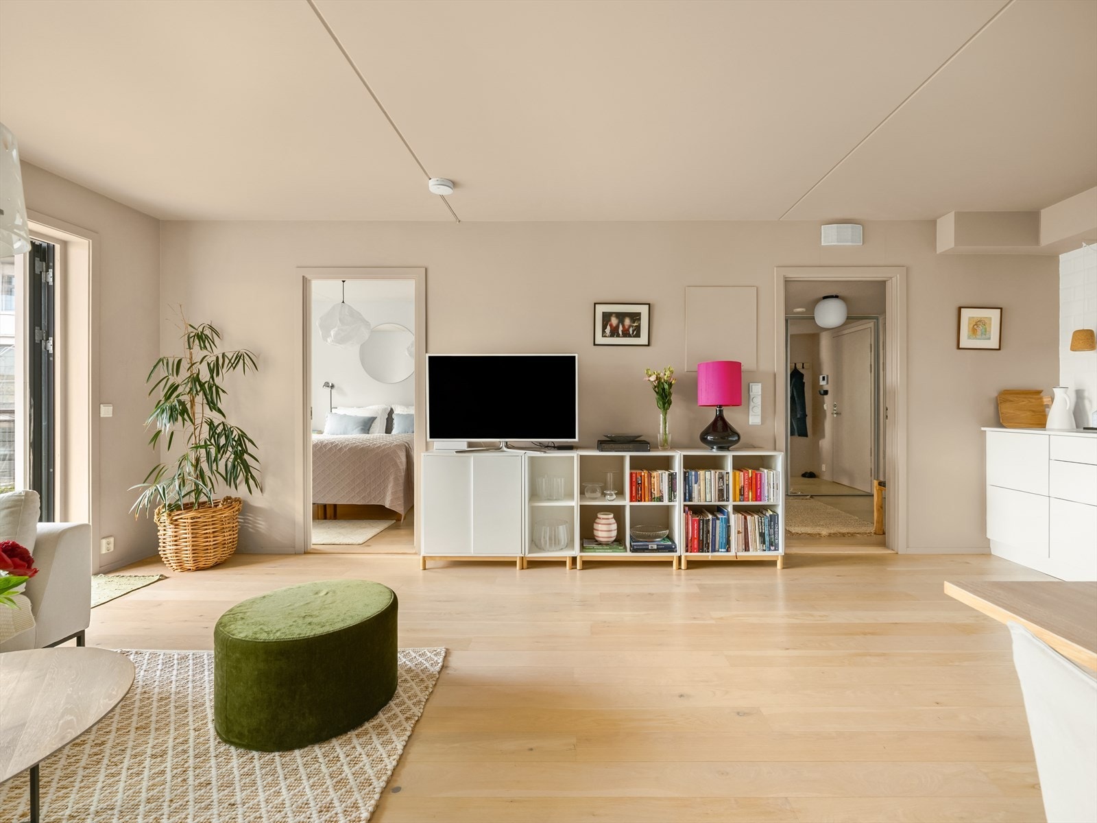 Stuen har en romslig planløsning som lett tilpasses både en stor sofa og spiseplass. Galleribilde