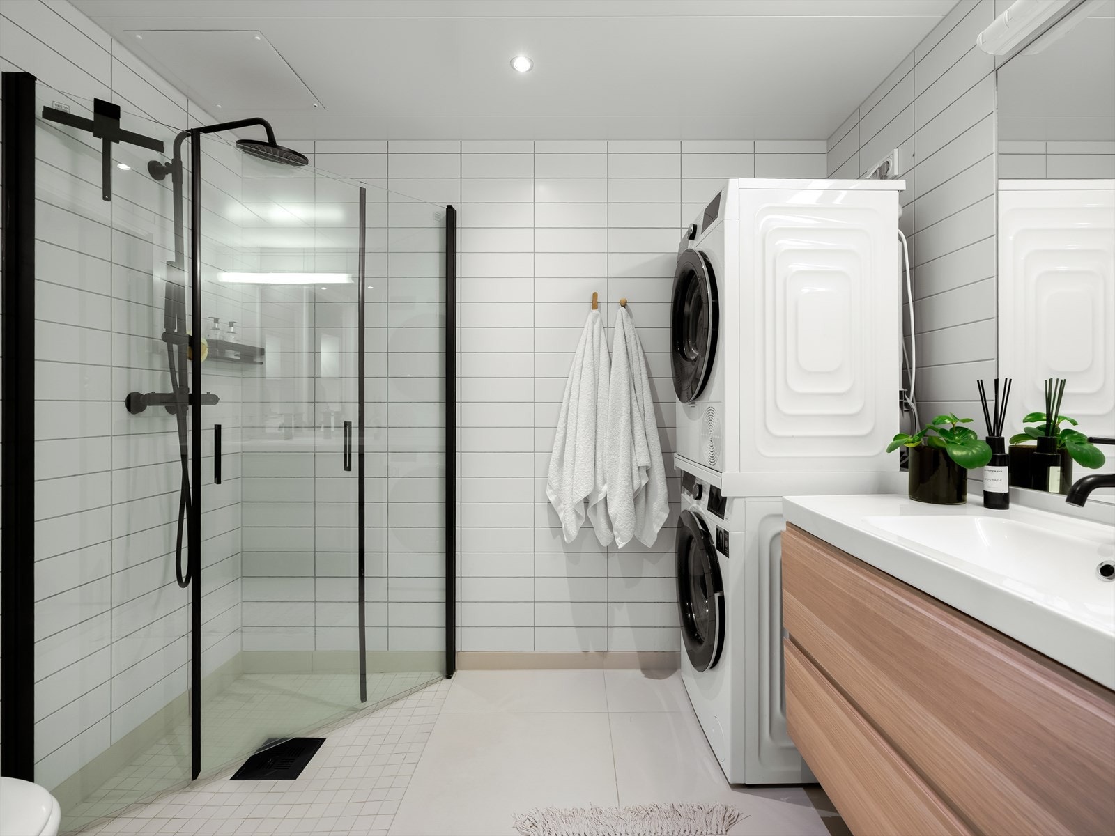 Badet, som er fra byggeåret 2012, ble oppgradert i 2020 med nye 60x60 cm gulvfliser, servantskap, blandebatteri, dusjvegger og armatur. Galleribilde